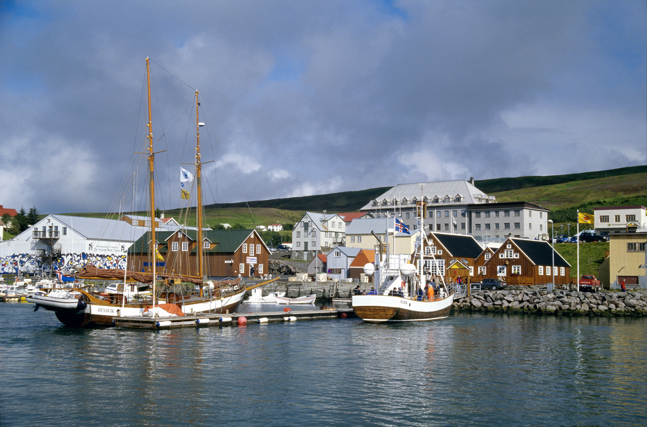 isl_235 husavik.jpg - Islande Nord, août 2003 : Husavik le port que nous quittons en chalutier pour trois heures à la recherche d'hypothétiques baleines Kodak Ektachrome 100 G